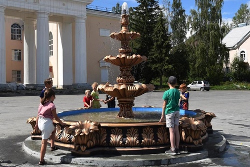 Фонтан на площади перед Дворцом культуры