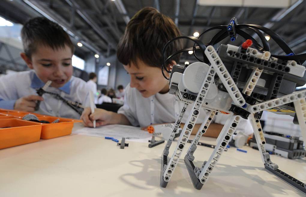 1 робототехника как заполнить. Робототехника для детей. Робототехник профессия. Робототехника профессия будущего. Класс робототехники.