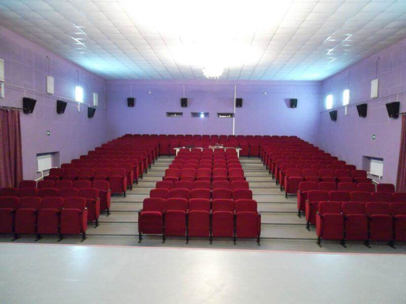 Кинотеатр кашира сеансы. Кинотеатр Родина Кашира. Кинотеатр Родина Кашира зал. КДЦ Родина Кашира. Зал на 250 мест.