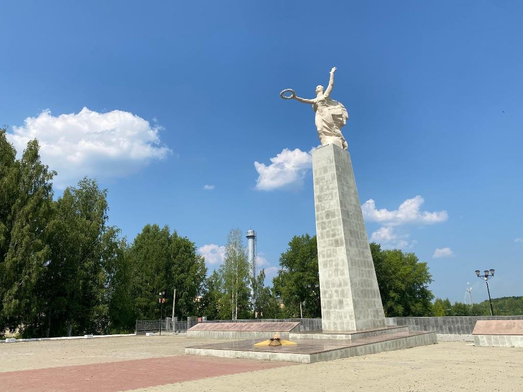 Кировград свердловская область. Мемориал славы Кировград. Кировград достопримечательности. Достопримечательности г Кировграда. Памятник Кирову город Кировград Свердловской области.