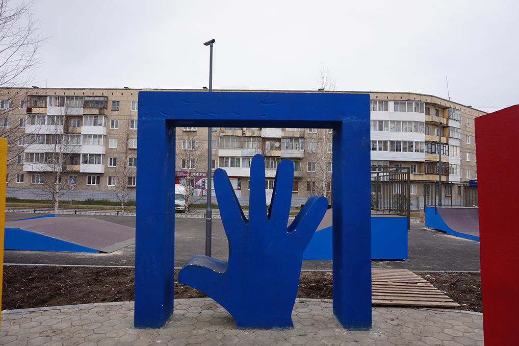 Сквер молодежный бийск. Парк молодежи Североуральск. Молодежный парк. Сквер молодежный. Молодежный парк Прокопьевск.